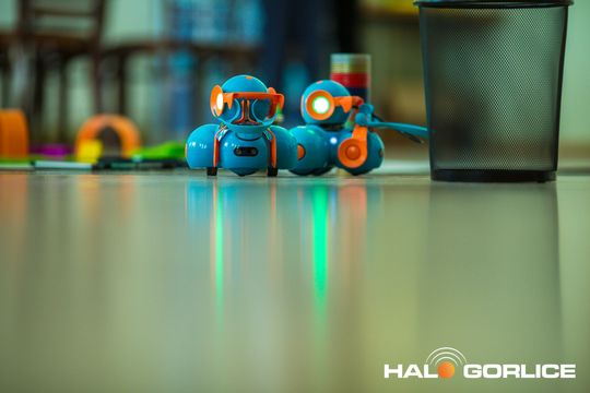 zdjęcie przedstawia klocki lego i roboty