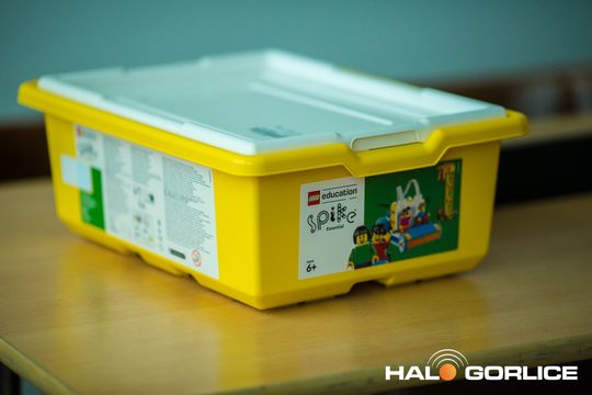 zdjęcie przedstawia klocki lego i roboty