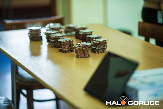 zdjęcie przedstawia klocki lego i roboty