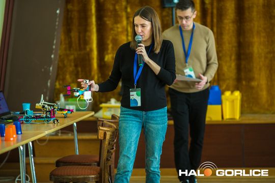 zdjęcie przedstawia klocki lego i roboty