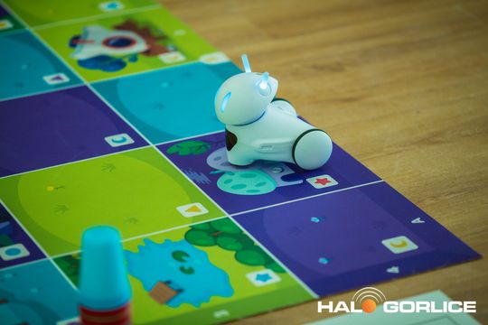 zdjęcie przedstawia klocki lego i roboty