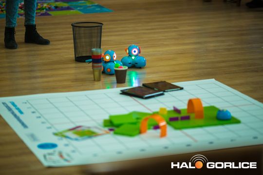 zdjęcie przedstawia klocki lego i roboty