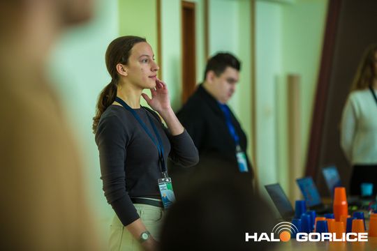 zdjęcie przedstawia klocki lego i roboty