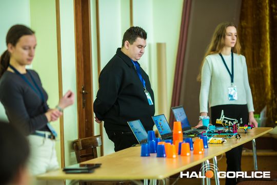 zdjęcie przedstawia klocki lego i roboty