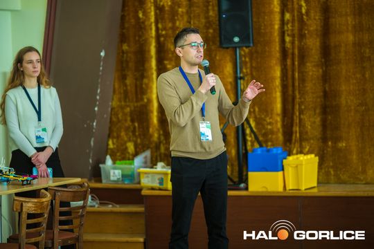 zdjęcie przedstawia klocki lego i roboty