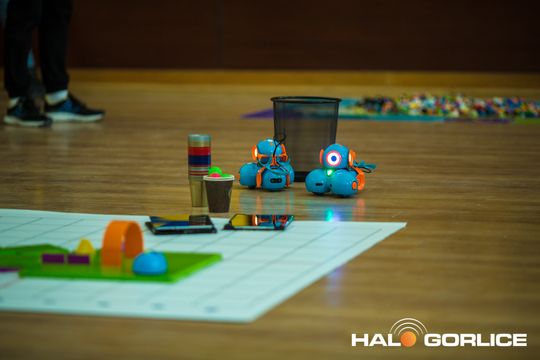 zdjęcie przedstawia klocki lego i roboty