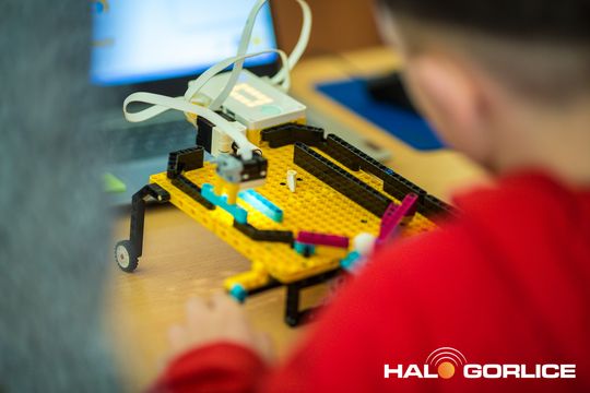 zdjęcie przedstawia klocki lego i roboty