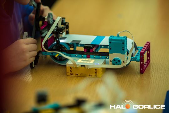 zdjęcie przedstawia klocki lego i roboty