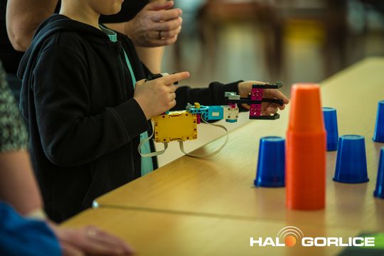 zdjęcie przedstawia klocki lego i roboty