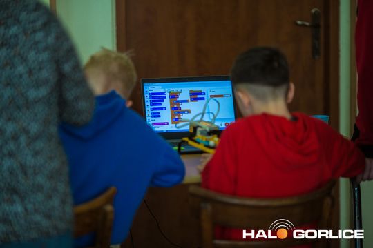 zdjęcie przedstawia klocki lego i roboty