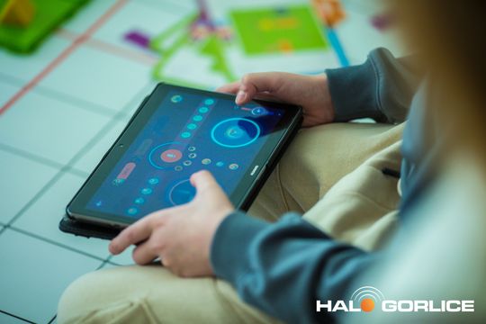 zdjęcie przedstawia klocki lego i roboty