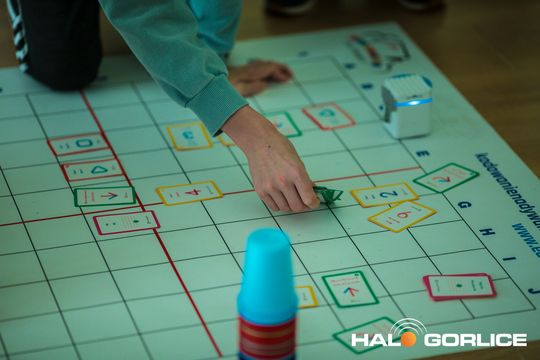 zdjęcie przedstawia klocki lego i roboty