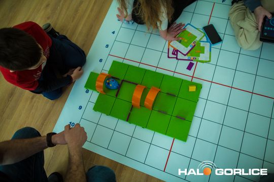 zdjęcie przedstawia klocki lego i roboty