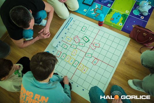 zdjęcie przedstawia klocki lego i roboty