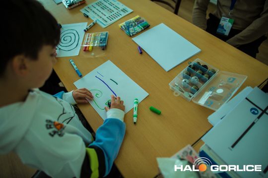 zdjęcie przedstawia klocki lego i roboty