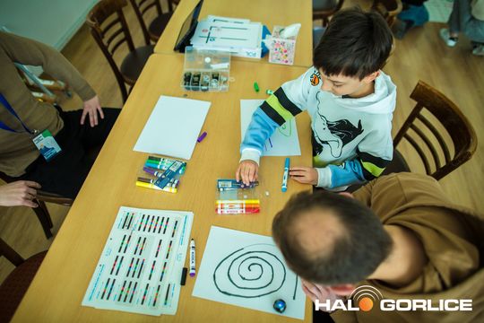 zdjęcie przedstawia klocki lego i roboty