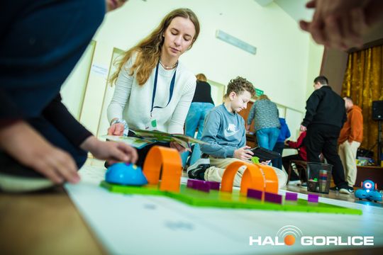 zdjęcie przedstawia klocki lego i roboty