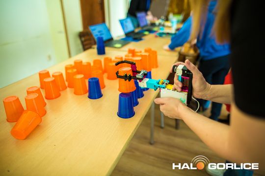 zdjęcie przedstawia klocki lego i roboty