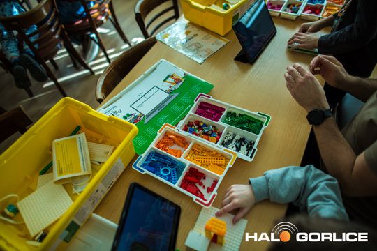 zdjęcie przedstawia klocki lego i roboty