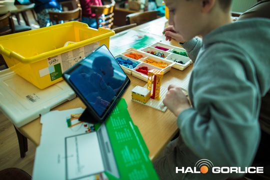 zdjęcie przedstawia klocki lego i roboty