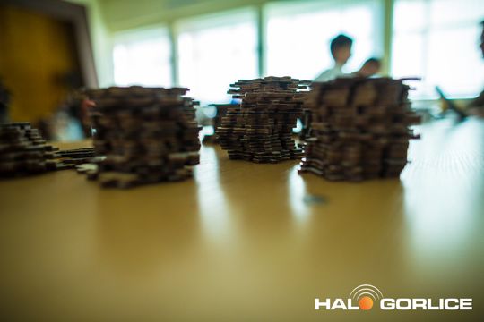 zdjęcie przedstawia klocki lego i roboty