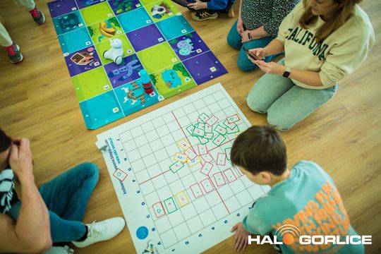 zdjęcie przedstawia klocki lego i roboty