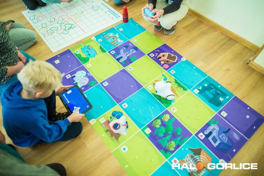 zdjęcie przedstawia klocki lego i roboty