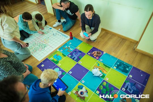 zdjęcie przedstawia klocki lego i roboty