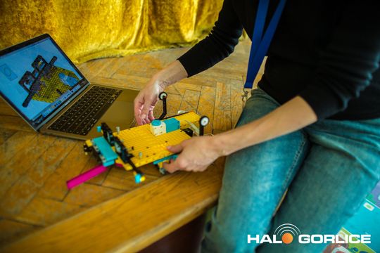 zdjęcie przedstawia klocki lego i roboty