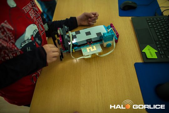 zdjęcie przedstawia klocki lego i roboty