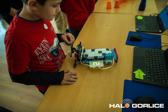 zdjęcie przedstawia klocki lego i roboty