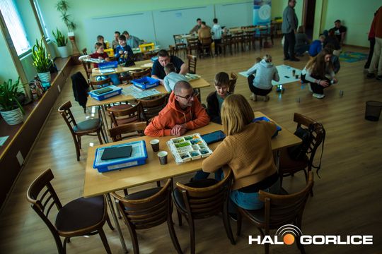 zdjęcie przedstawia klocki lego i roboty