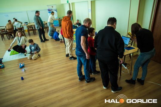 zdjęcie przedstawia klocki lego i roboty