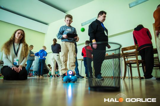 zdjęcie przedstawia klocki lego i roboty