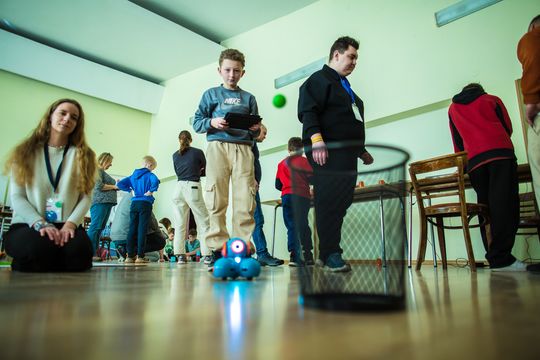 zdjęcie przedstawia klocki lego i roboty