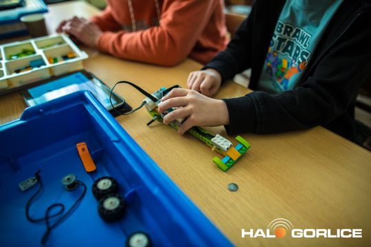 zdjęcie przedstawia klocki lego i roboty