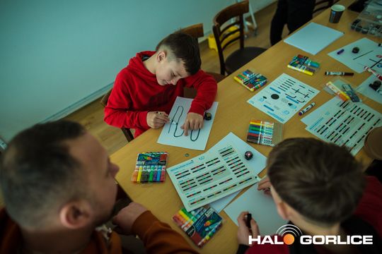 zdjęcie przedstawia klocki lego i roboty