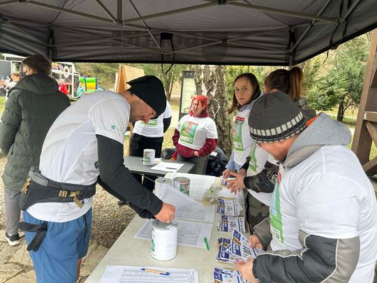 zdjęcie przedstawia biegające osoby po parku w Gorlicach
