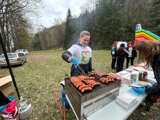 zdjęcie przedstawia biegające osoby po parku w Gorlicach