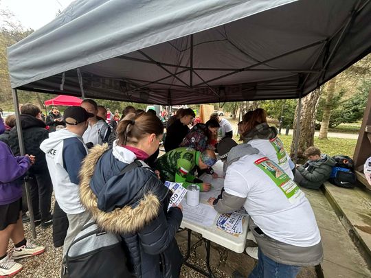 zdjęcie przedstawia biegające osoby po parku w Gorlicach