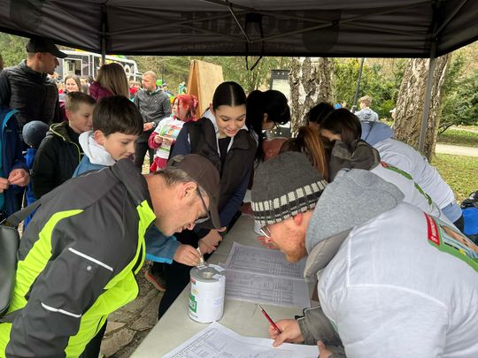 zdjęcie przedstawia biegające osoby po parku w Gorlicach