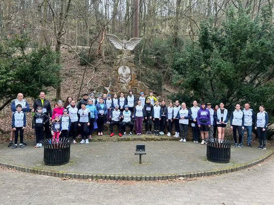 zdjęcie przedstawia biegające osoby po parku w Gorlicach