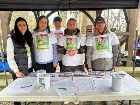 zdjęcie przedstawia biegające osoby po parku w Gorlicach