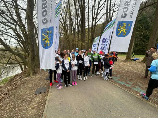 zdjęcie przedstawia biegające osoby po parku w Gorlicach