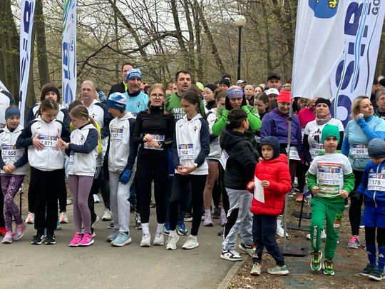 zdjęcie przedstawia biegające osoby po parku w Gorlicach