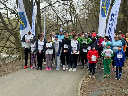 zdjęcie przedstawia biegające osoby po parku w Gorlicach