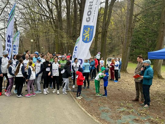 zdjęcie przedstawia biegające osoby po parku w Gorlicach