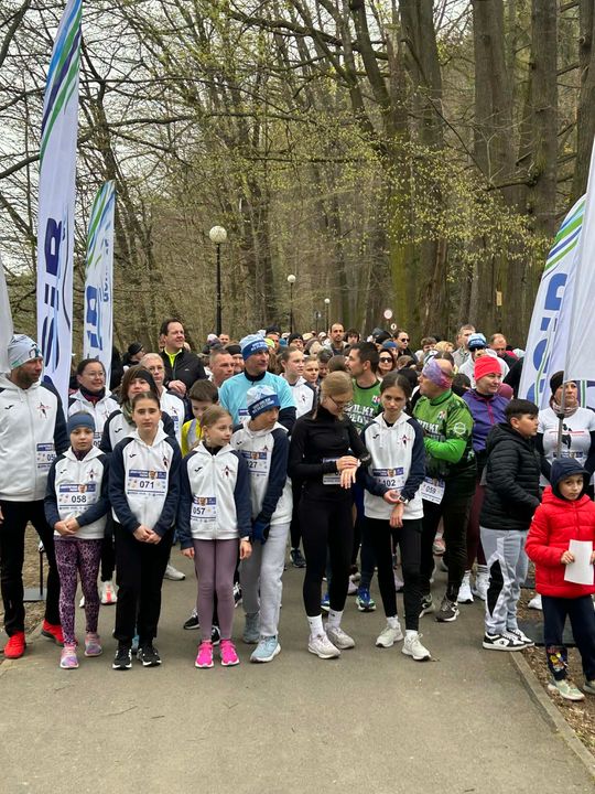 zdjęcie przedstawia biegające osoby po parku w Gorlicach
