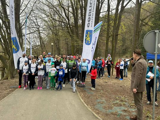 zdjęcie przedstawia biegające osoby po parku w Gorlicach