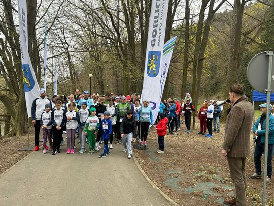 zdjęcie przedstawia biegające osoby po parku w Gorlicach